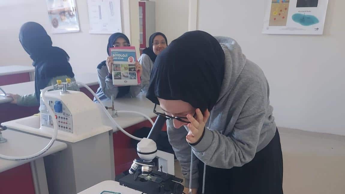 Biyoloji öğretmenimiz Adem kesimal öğrencilerimizle Biyoloji laboratuvarında  mikroskobik  çalışmalar yaptı.
